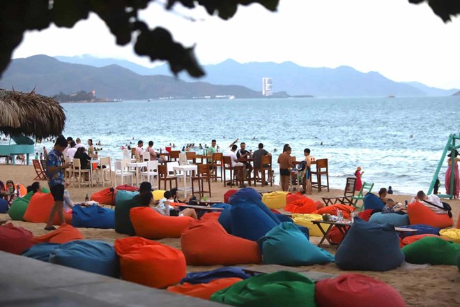 Khánh Hòa chuyển giao quyền quản lý bãi biển, rác thải cho phường xã