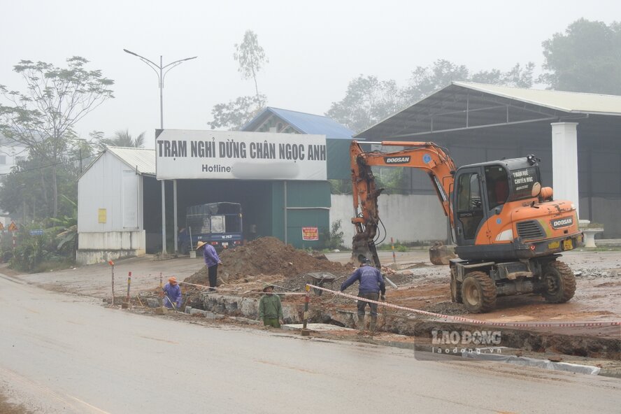 Quốc lộ 2 đang được cải tạo, nâng cấp. Ảnh: Tô Công.