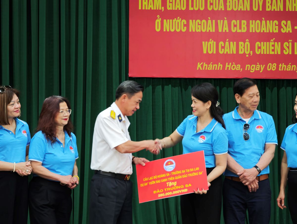 Câu lạc bộ Hoàng Sa - Trường Sa tại Ba Lan đã trao tặng vườn rau xanh trị giá 250 triệu đồng cho đảo Trường Sa Lớn. Ảnh: Ủy ban Nhà nước về người Việt Nam ở nước ngoài