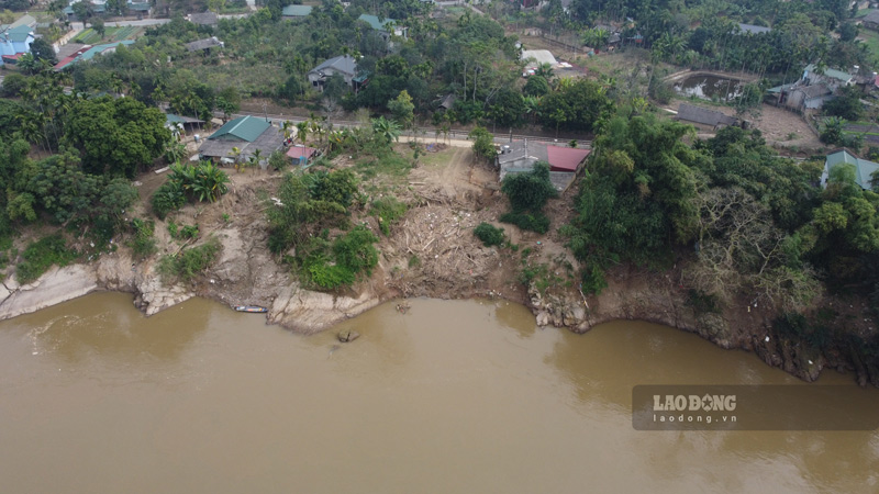 Bờ sông mỗi ngày đều thêm sạt lở. Ảnh: Duy Dũng