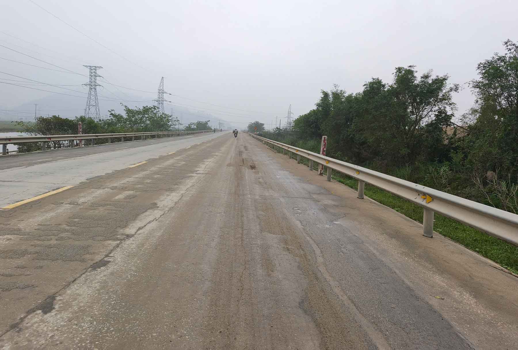 Công tác khắc phục cát vương vãi trên đường đã được thực hiện khá sạch. Ảnh: Trần Tuấn.