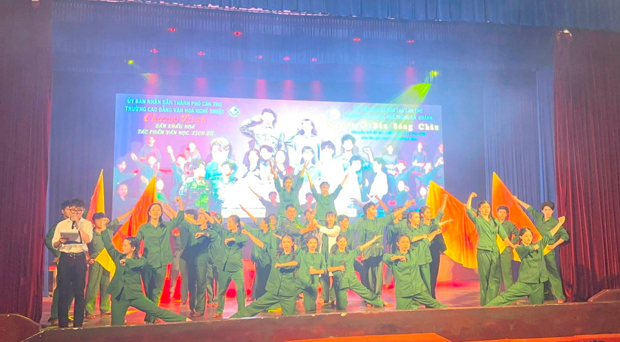 Sân khấu hóa tác phẩm Văn học - Lịch sử do học sinh Trường THPT An Khánh (TP Cần Thơ) biểu diễn.