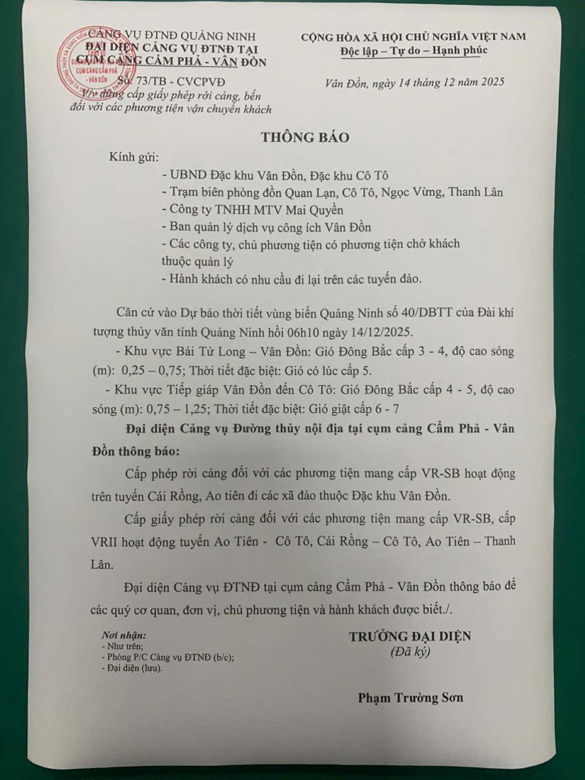 Theo thông báo này thì toàn bộ tàu từ đất liền ra các đảo của Vân Đồn sẽ tiếp tục dừng hoạt động vì đều là tàu cấp S1 trở xuống, chỉ tàu cấp SB mới được chạy. Ảnh do người dân cung cấp