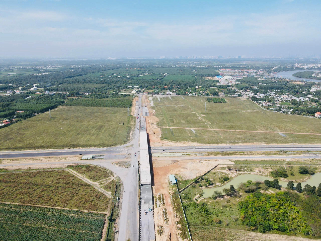 Khi hoàn thành, hai tuyến 25B, 25C tạo trục giao thông xương sống, rút ngắn thời gian di chuyển từ sân bay Long Thành về TP.HCM, Tây Ninh.