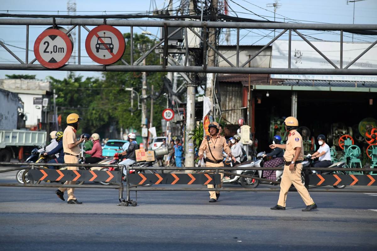 CSGT có mặt phân luồng giao thông tại giao lộ Lê Đức Anh - Liên Khu 4-5. Ảnh: Minh Tâm