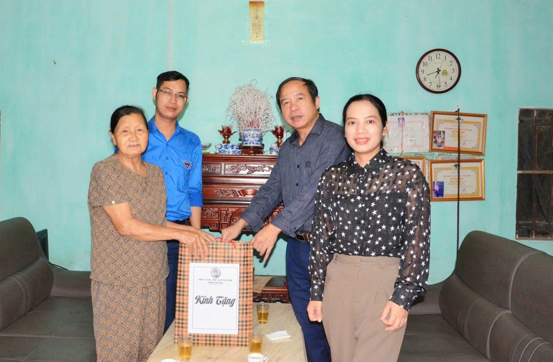 Lãnh đạo phường Tùng Thiện đến thăm, tặng quà gia đình người cao tuổi trên địa bàn. Ảnh: Kiều Hương