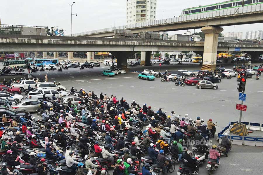 Ghi nhận tại nhiều nút giao ngày 15.12 - sau 2 ngày camera vận hành, người tham gia giao thông đã chấp hành tốt việc dừng chờ trước vạch khi đèn đỏ.