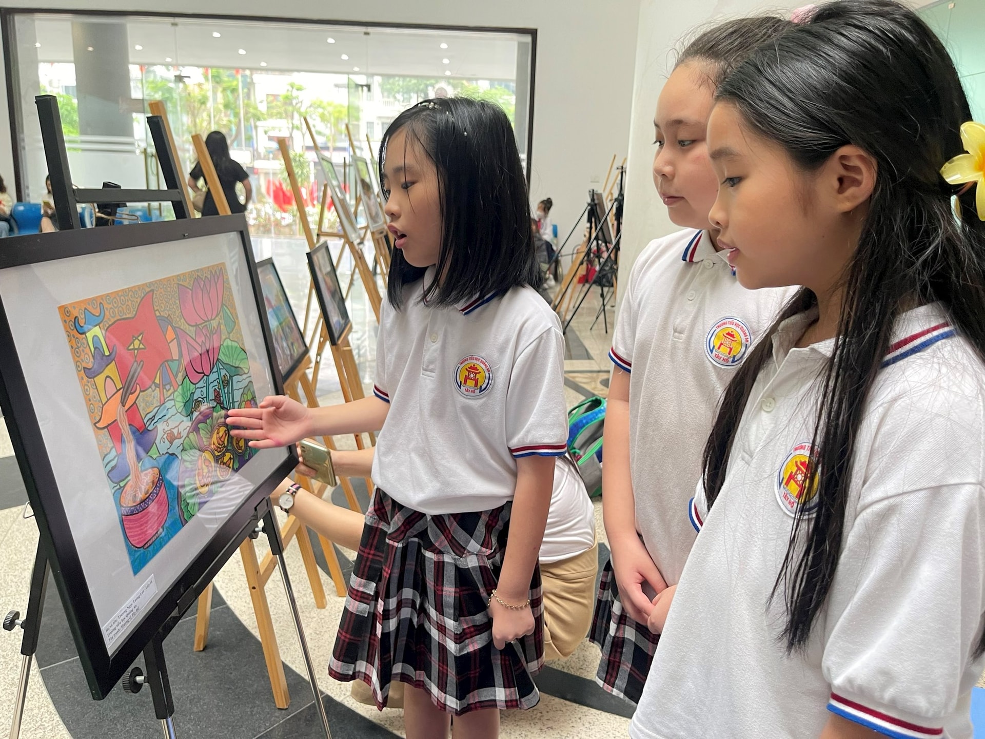 Các em thiếu nhi giới thiệu tranh vẽ tại ngày hội sách.