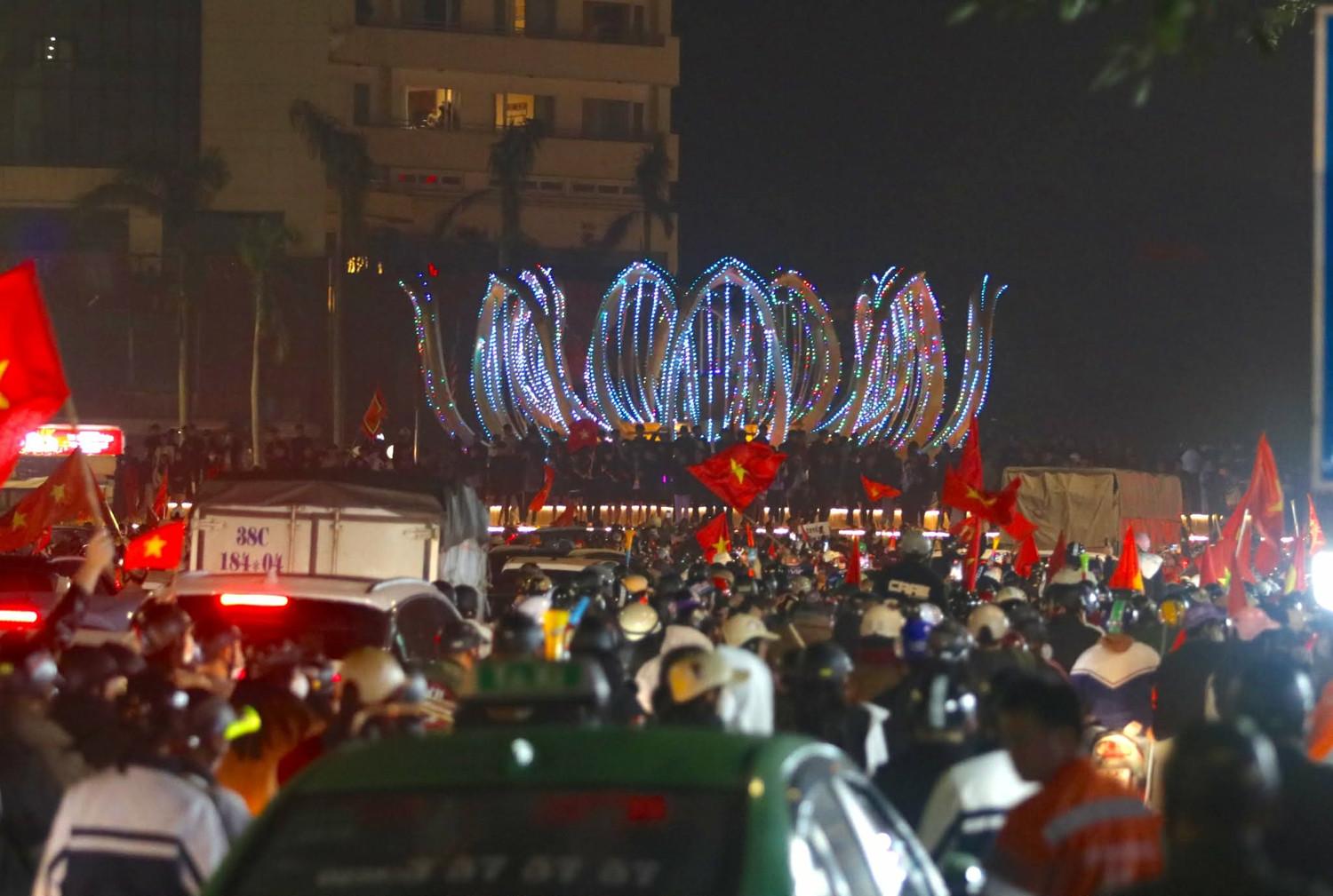 Nhiều tuyến đường ở Nghệ An chật kín người đi ăn mừng. Ảnh: Ngọc Anh