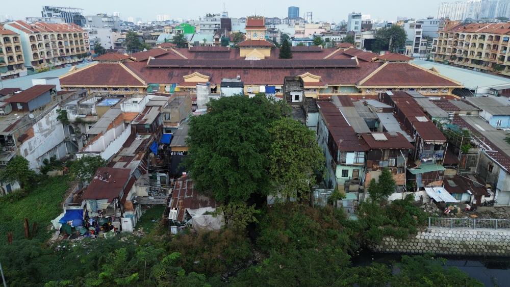 Đoạn kênh từ đường Mai Xuân Thưởng đến đường Ngô Nhân Tịnh đang còn dang dở do vướng một số mặt bằng tại khu vực phía sau lưng chợ Bình Tây. Ảnh: Anh Tú