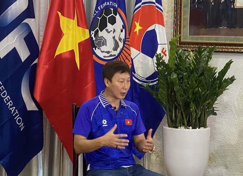 HLV Kim Sang-sik trả lời phóng viên Báo Lao Động sáng 22.12. Ảnh: Minh Anh