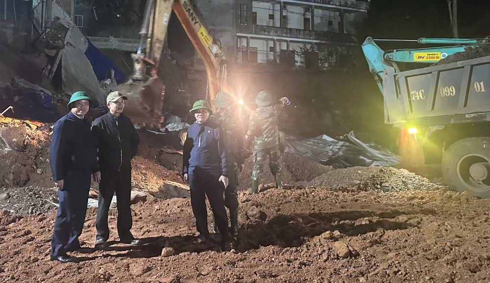 Lãnh đạo tỉnh Quảng Trị chỉ đạo tại công trường. Ảnh: H.Nguyên