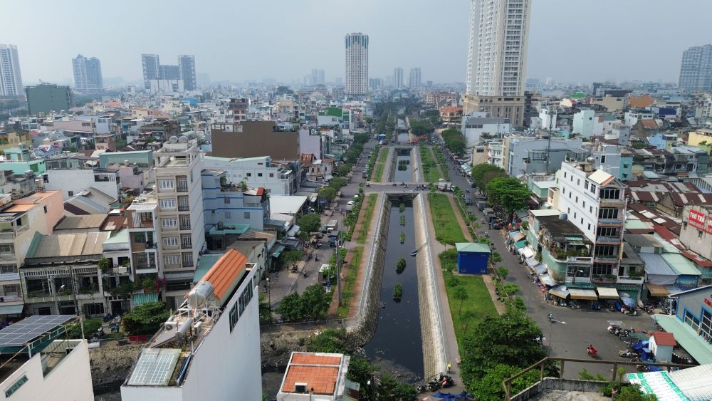 Đoạn kênh Hàng Bàng đoạn từ đường Ngô Nhân Tịnh đến kênh Vạn Tượng được hoàn thành đầu năm 2025 thuộc giai đoạn 2 dự án  nay đã trở thành điểm vui chơi, tập thể dục lý tưởng của người dân khu vực Chợ Lớn mỗi buổi chiều. Ảnh: Anh Tú