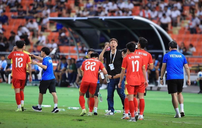 Huấn luyện viên Kim Sang-sik trong trận chung kết SEA Games 33. Ảnh: Minh Dân