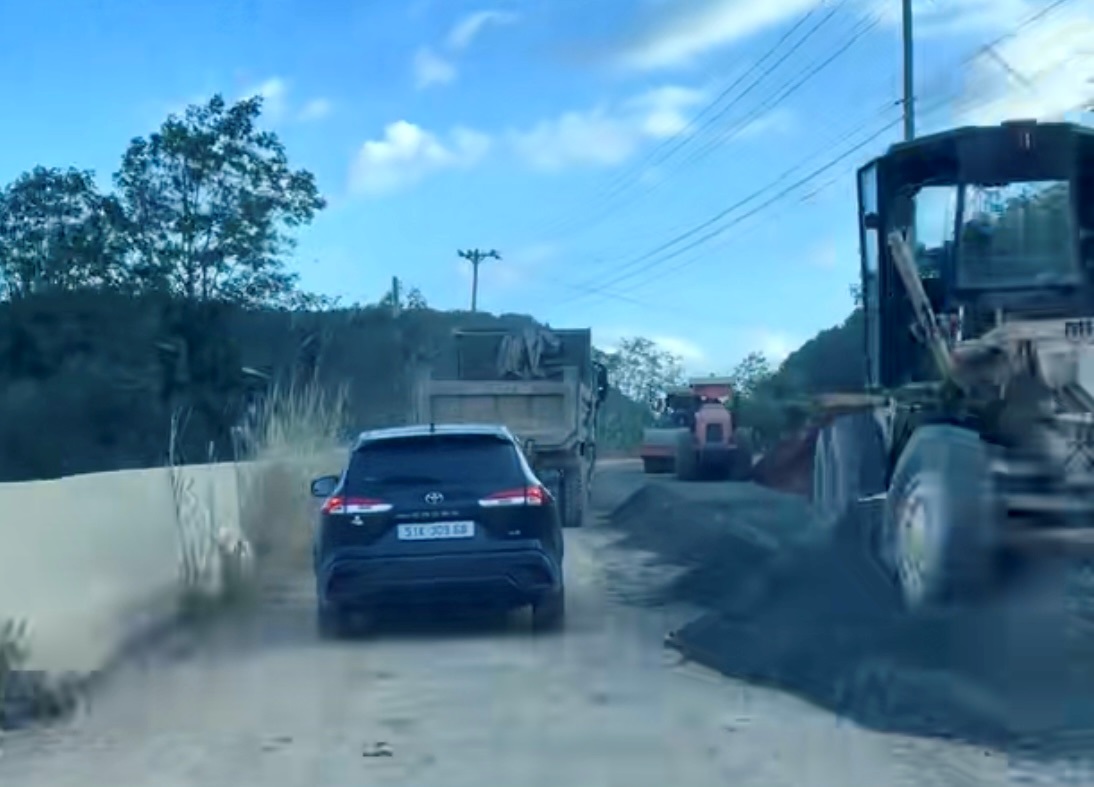 Máy móc đang thảm nhựa tại một vị trí trên công trường. Ảnh: Duy Tuấn