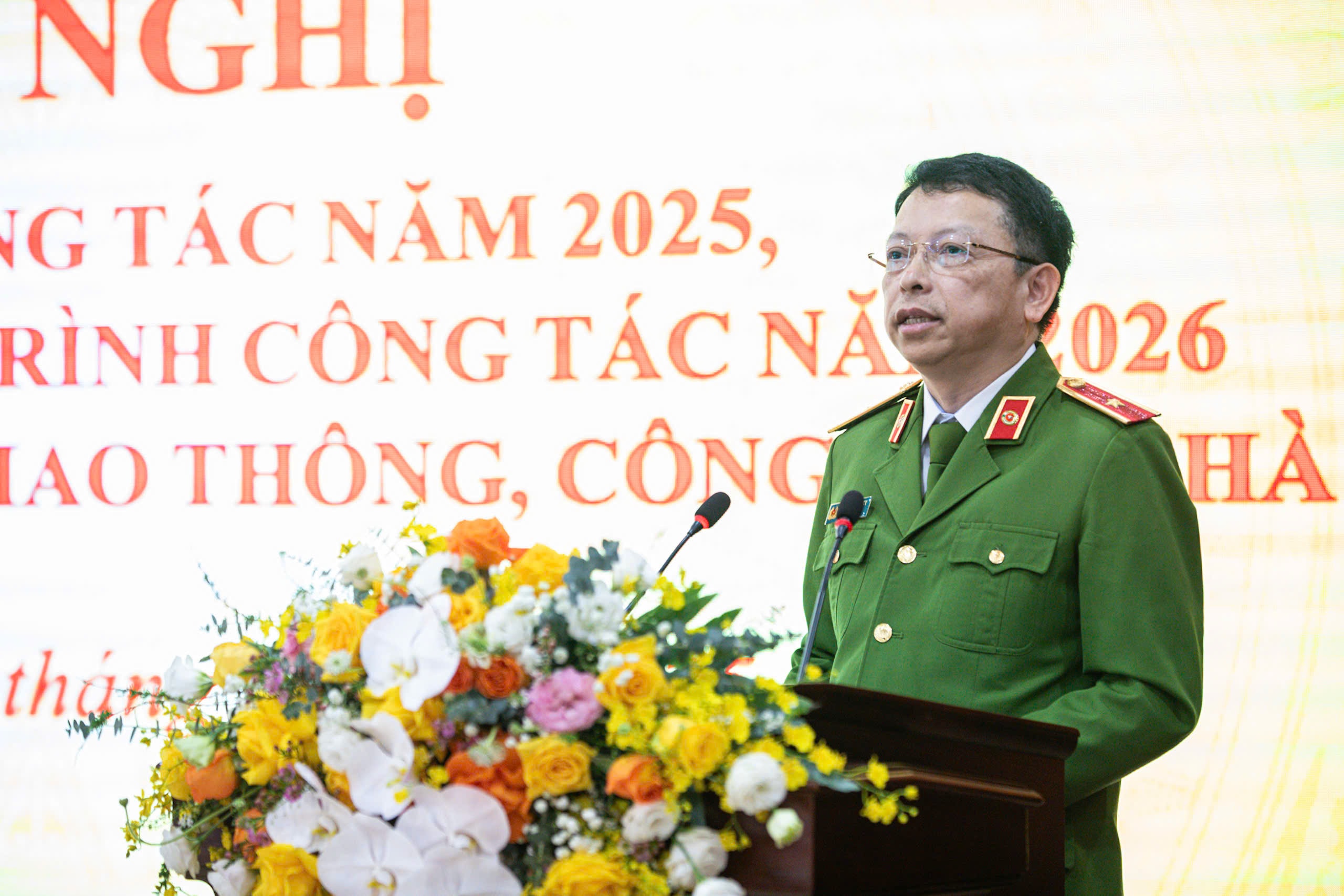 Thiếu tướng Nguyễn Hồng Ky Phó Giám đốc CATP Hà Nội phát biểu chỉ đạo, giao nhiệm vụ trọng tâm năm 2026 đối với lực lượng CSGT Thủ đô. Ảnh: Trần Tiến.