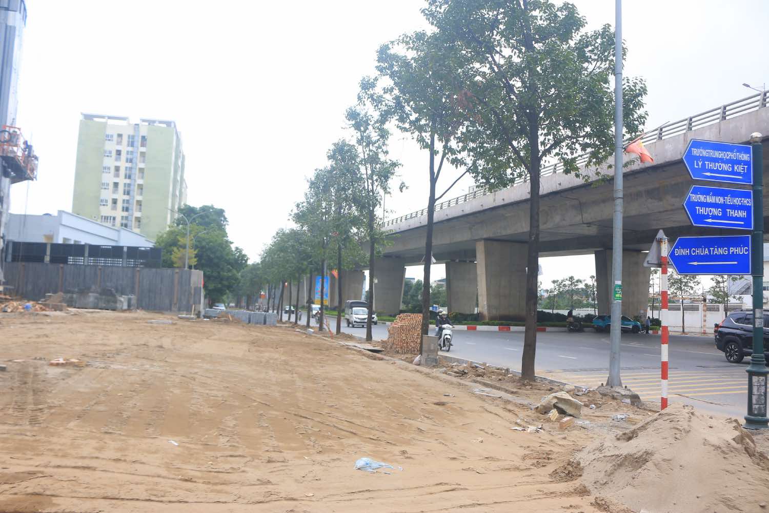 Dự án nằm ngay trên mặt đường đường Lý Sơn, thuận tiện cho việc buôn bán của người dân. Ảnh: Khánh An