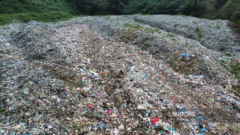 Bãi rác ngổn ngang bốc mùi xú uế nồng nặc. Ảnh: Việt Bắc