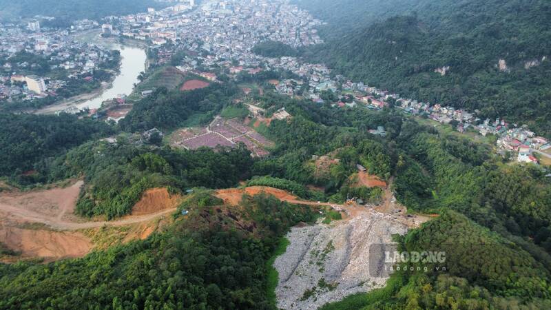 Bãi rác nằm trên đồi cao khiến người dân bất an. Ảnh: Việt Bắc