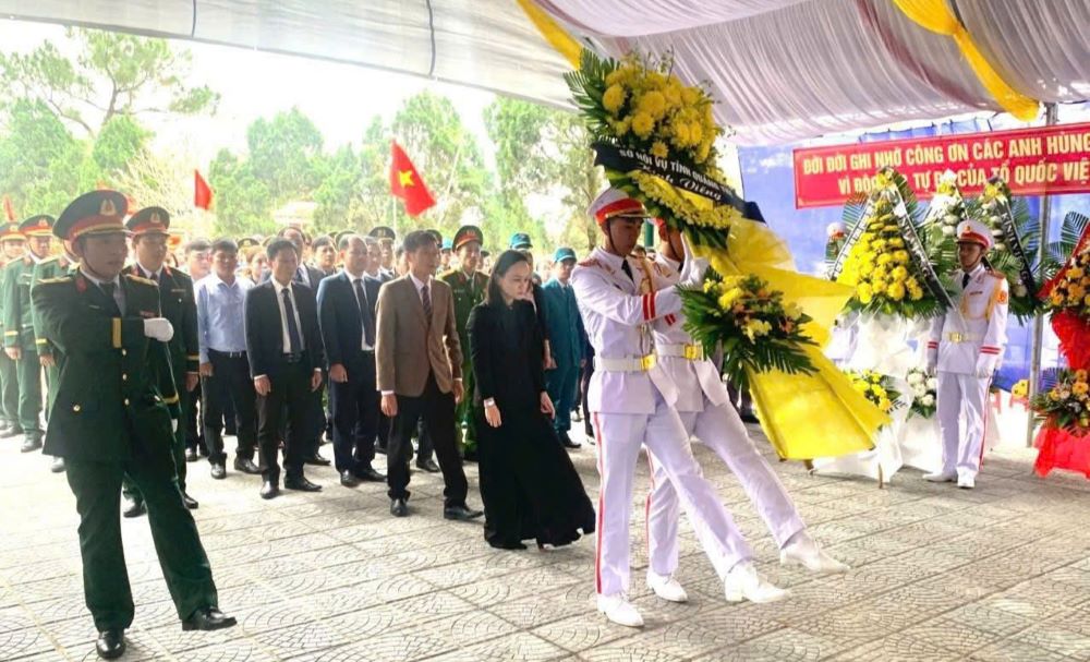 Bà Lê Nguyễn Huyền Trang - Phó Giám đốc Sở Nội vụ tỉnh Quảng Trị cùng đoàn công tác dâng hoa viếng anh hùng liệt sĩ. Ảnh: Xuân Diện