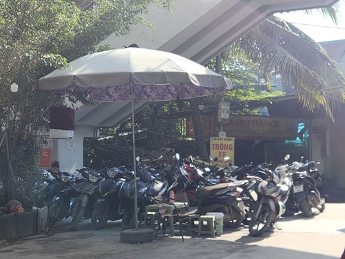 Một điểm trông giữ xe tự phát dưới chân cầu thang ga Văn Khê. Ảnh: Minh Hạnh