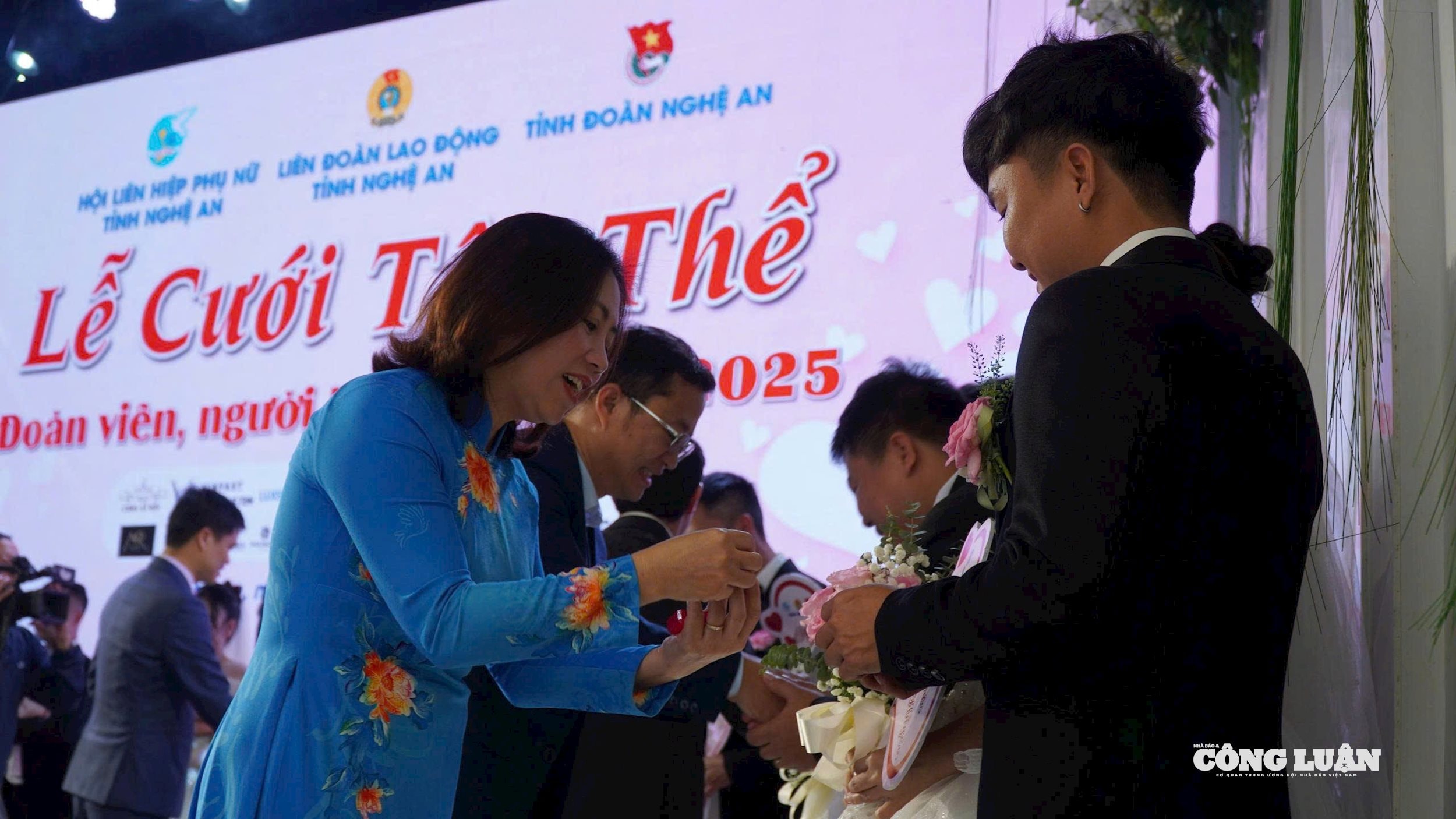 Ban Tổ chức trao nhẫn cưới cho 11 cặp đôi, biểu tượng của sự gắn kết bền lâu và lời hẹn ước trăm năm