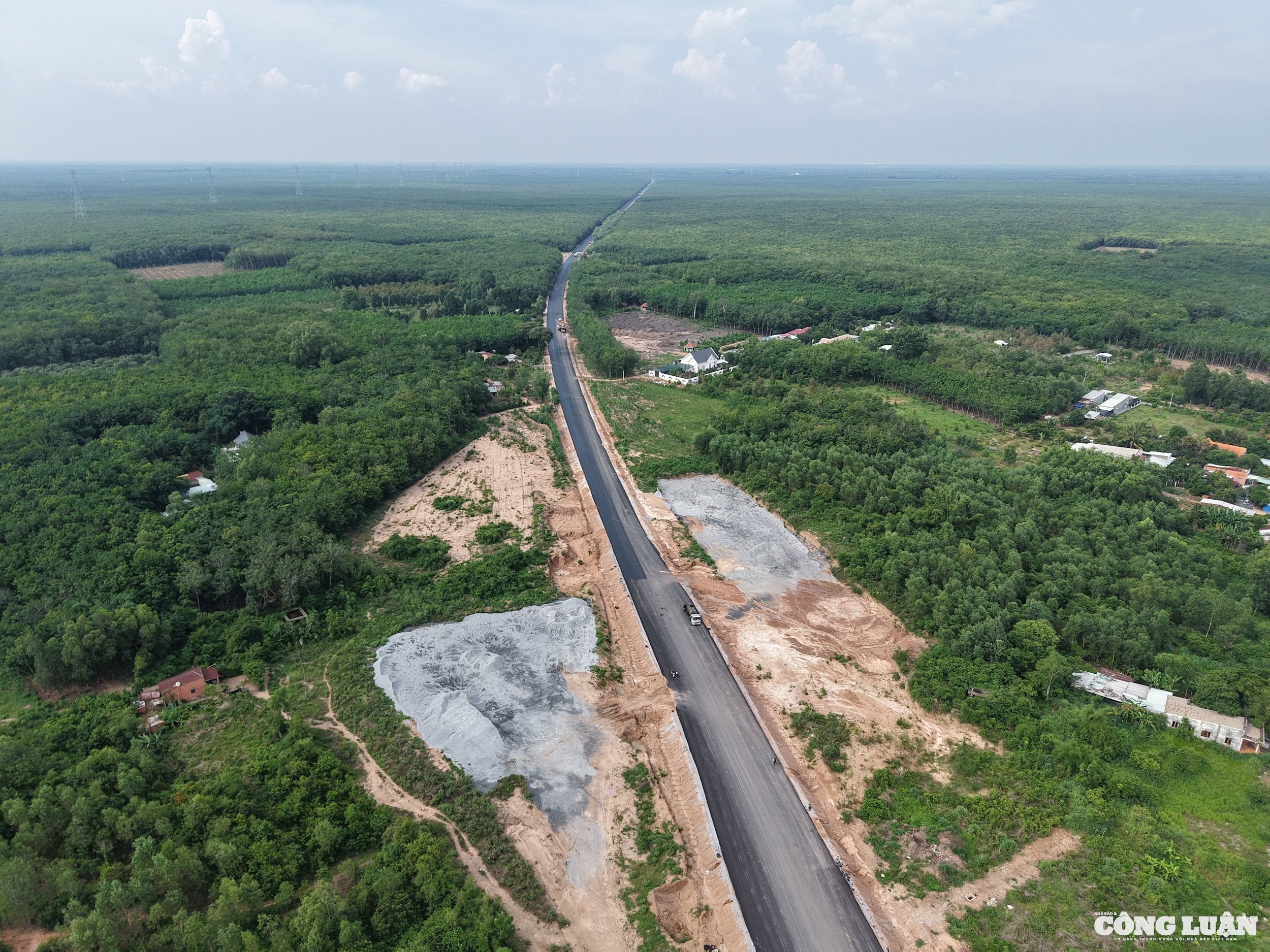 Dự án đầu tư xây dựng đường Hồ Chí Minh đoạn Chơn Thành - Đức Hòa đang bước vào giai đoạn nước rút.