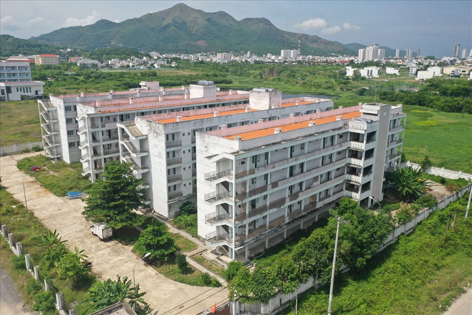 Khu ký túc xá Trường Cao đẳng Y tế Khánh Hòa có 4 khối nhà 5 tầng nằm trong tích tổng hơn 12.000m2. Ảnh: Hữu Long