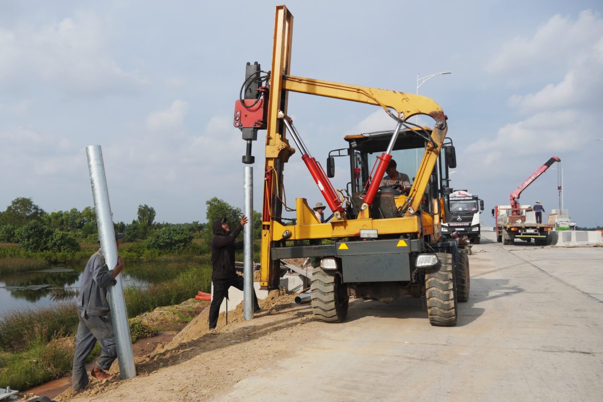 Trong những ngày cuối cùng của năm 2025, trên công trường cao tốc Hậu Giang – Cà Mau luôn rộn ràng nhịp máy. Giữa cái nắng miền Tây, hàng trăm kỹ sư, công nhân miệt mài bám tuyến, tổ chức thi công xuyên ngày đêm để gấp rút hoàn thiện những hạng mục cuối, chuẩn bị cho ngày thông xe.