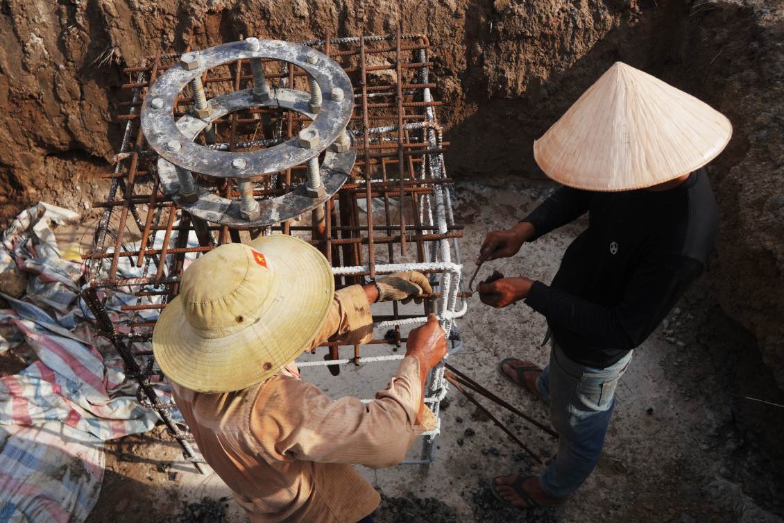 Ghi nhận của Báo Lao Động tại điểm cuối cao tốc tại tỉnh Cà Mau, tuyến chính đã cơ bản hoàn thành nền. Các đơn vị thi công đang tập trung lắp đặt dải phân cách, hệ thống lan can an toàn, biển báo giao thông...