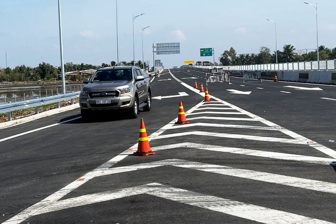 Trước đó, ngày 19.12, dự án thành phần đoạn Cần Thơ - Hậu Giang được hoàn thành. Đến ngày 22.12 đã được đưa vào khai thác đáp ứng được nhu cầu đi lại, giao thương hàng hóa của người dân trong khu vực.