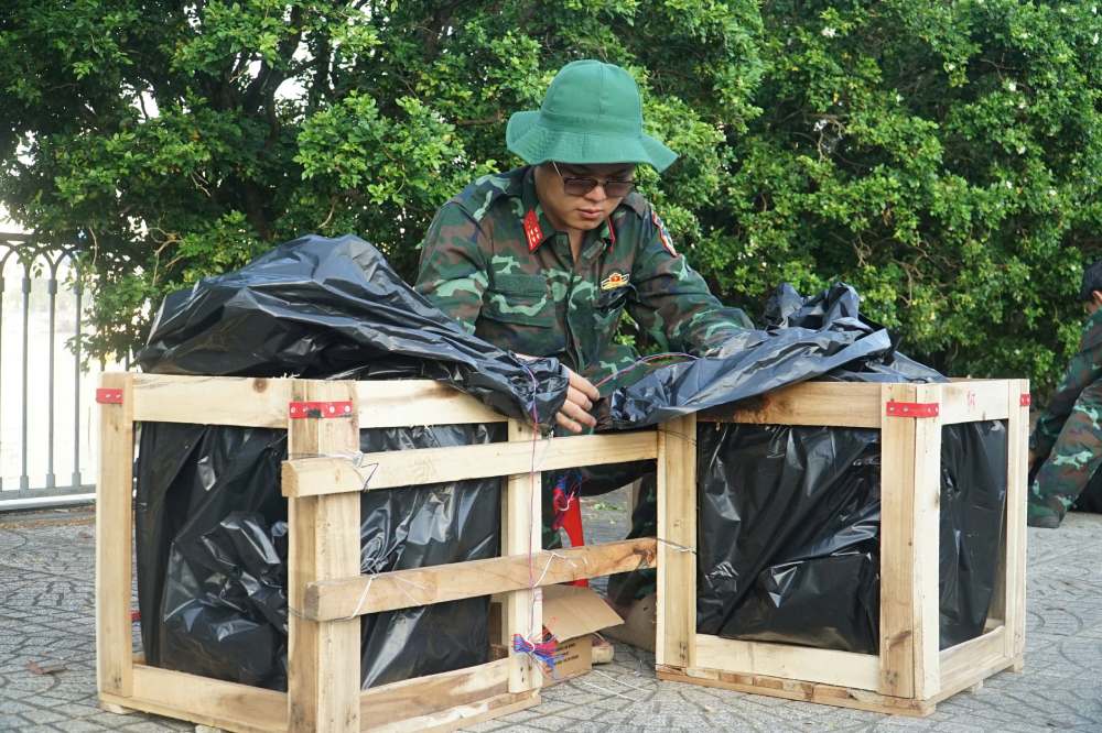 Giàn pháo hoa tầm thấp được vận chuyển và lắp đặt tại các điểm ở TPHCM.