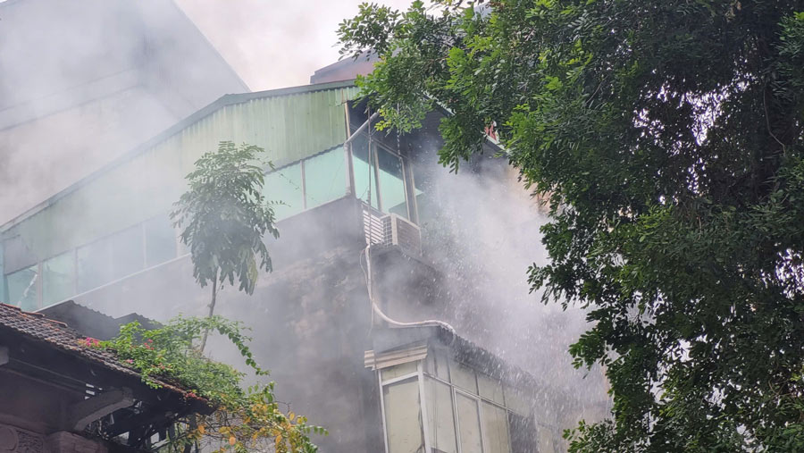 Hiện trường vụ cháy trên phố Hàng Mã. Ảnh: Tô Thế