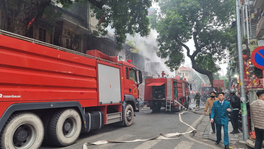 Nhận được tin báo, hàng chục cán bộ, chiến sĩ cảnh sát PCCC&CNCH, phương tiện chữa cháy đã nhanh chóng có mặt tại hiện trường. Ảnh: Tô Thế