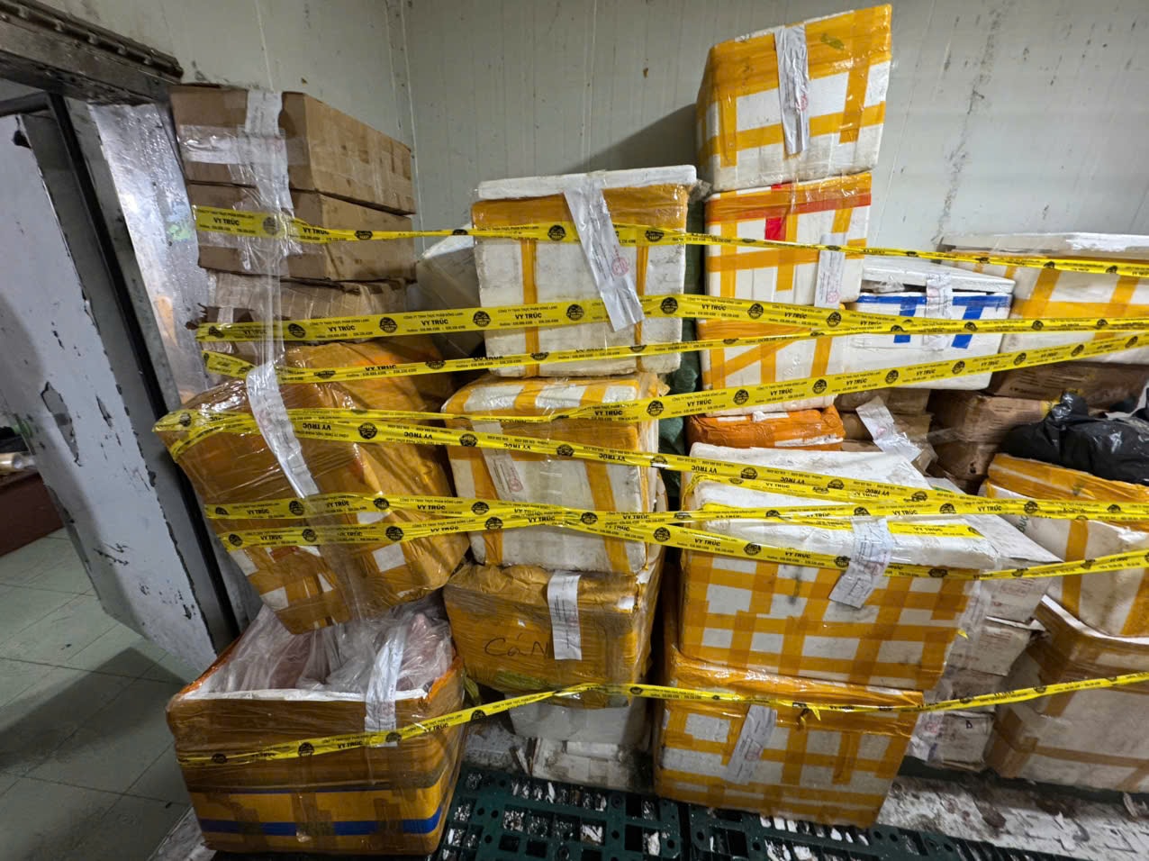 Niêm phong lô thực phẩm vi phạm trong kho lạnh