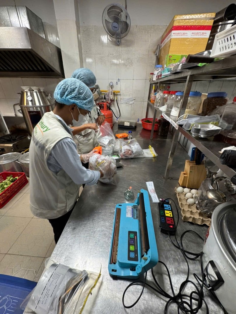 Thu mẫu thực phẩm tại cơ sở ăn uống để kiểm nghiệm chỉ tiêu vi sinh