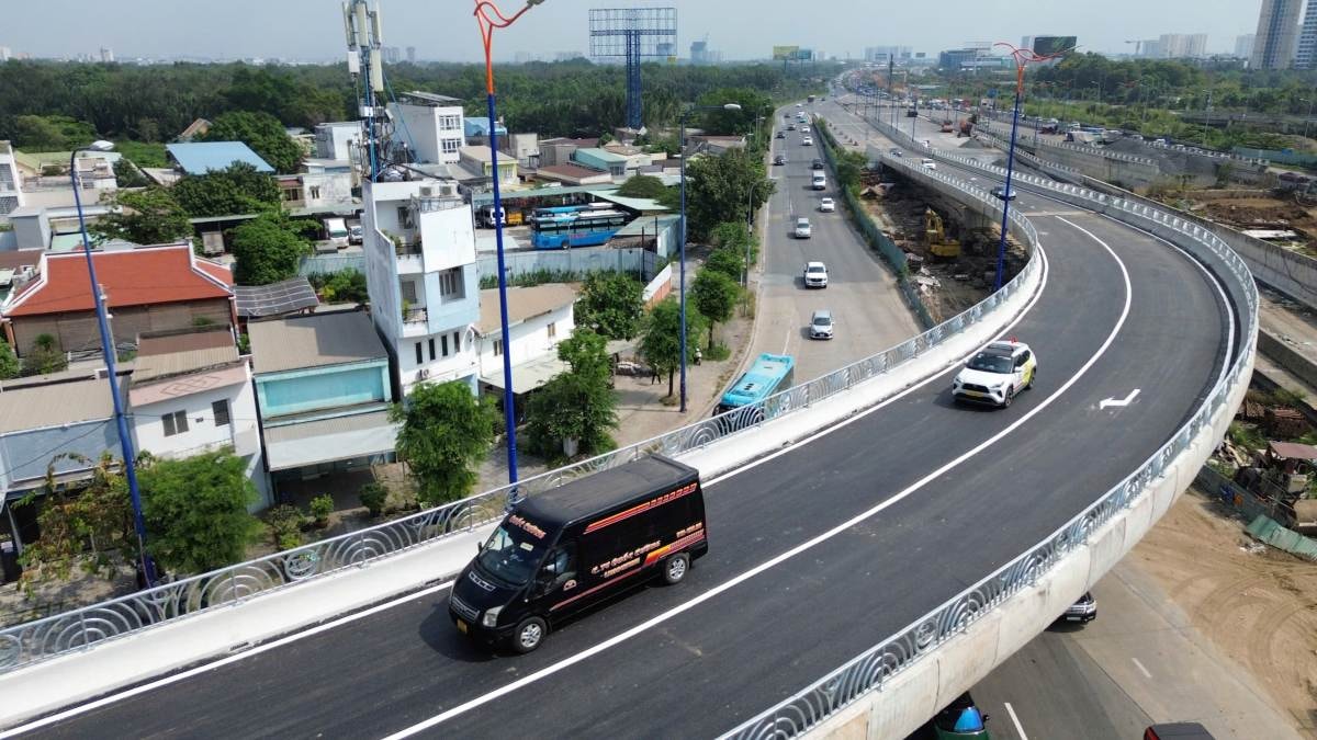 Thông xe nhánh cầu N2 nút giao An Phú. Ảnh: Anh Tú