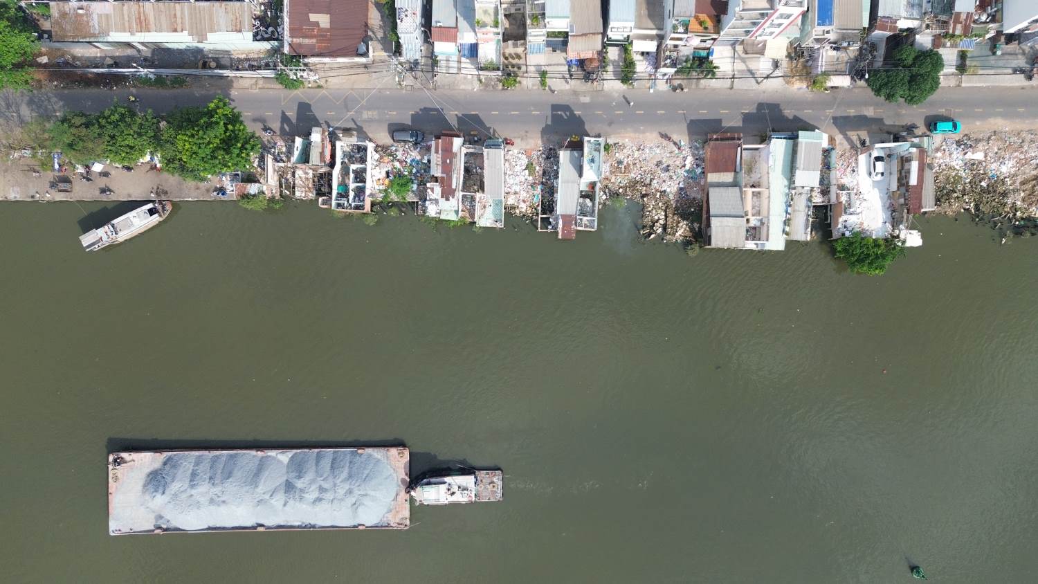 Nhiều căn nhà ven bờ Bắc kênh Đôi đang được tháo dỡ để phục vụ dự án cải tạo kênh. Ảnh: Anh Tú