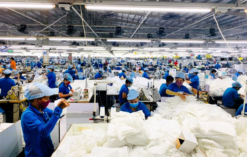 Hơn 8.000 công nhân xa quê ở KCN Tam Thăng, TP.Đà Nẵng đối diện nỗi lo xa “cơm áo gạo tiền” vì vé tàu xe dịp Tết tăng cao. Ảnh: Nguyễn Hoàng