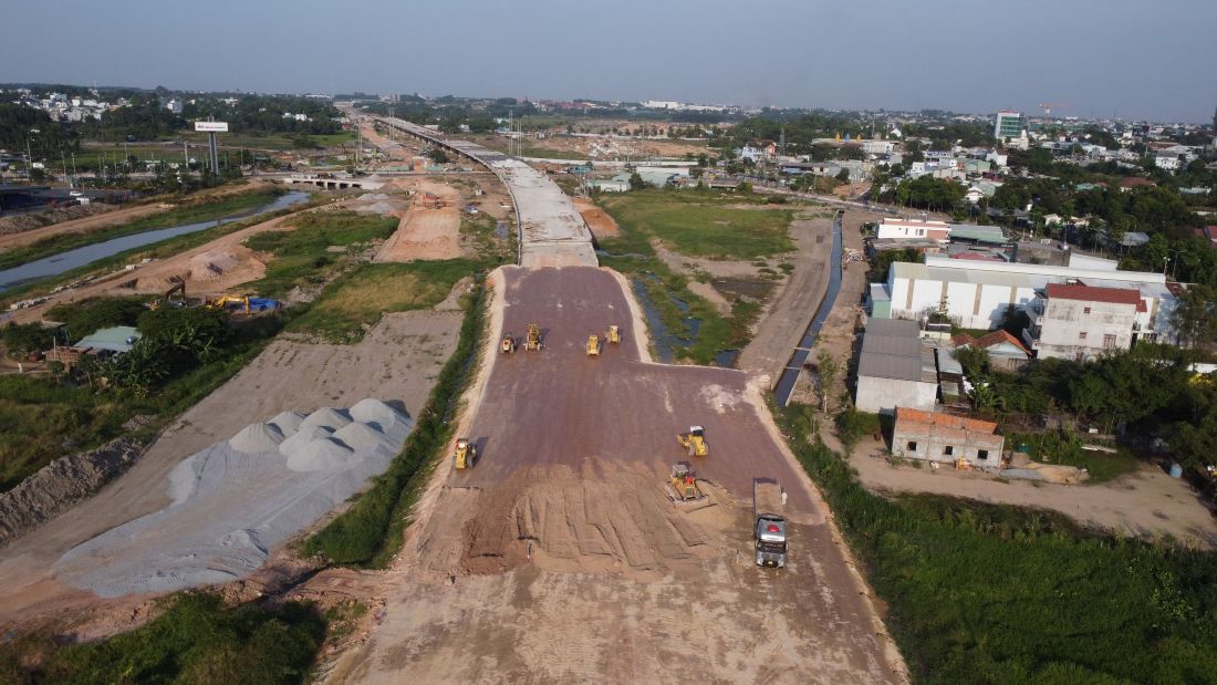 Đường dẫn lên cầu vượt đang được thi công. Ảnh: Đình Trọng