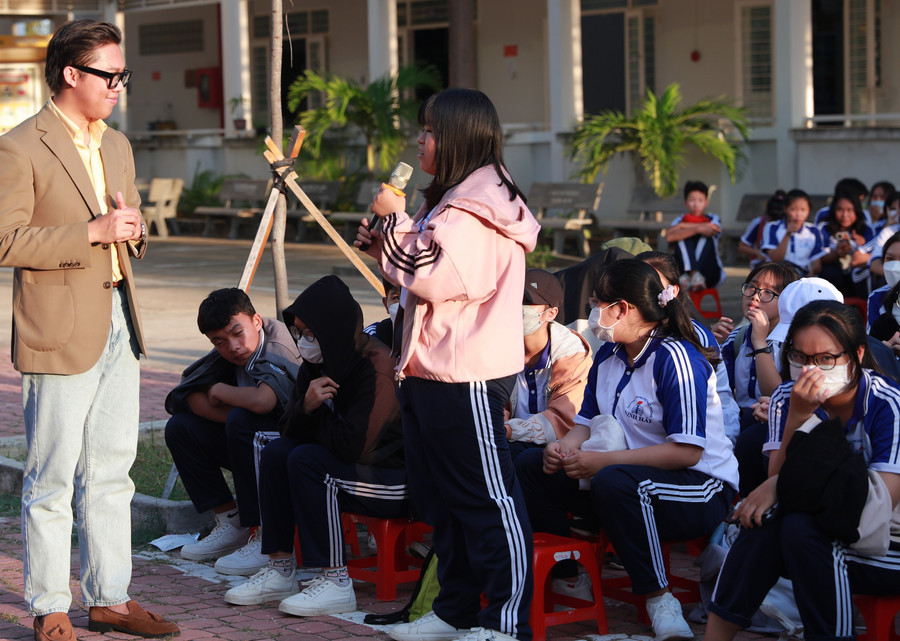 Tác giả giao lưu định hướng chọn ngành, chọn nghề với học sinh Trường THPT Ninh Hải (tỉnh Khánh Hòa). Ảnh: NVCC