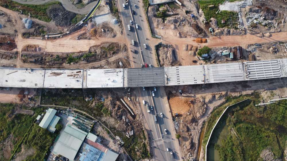 Hoàn thành việc bắc nhịp cầu vượt qua Quốc lộ 13. Ảnh: Đình Trọng