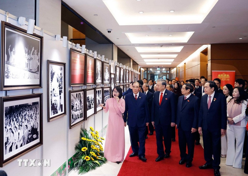 Tổng Bí thư Tô Lâm cùng các đồng chí lãnh đạo, nguyên lãnh đạo Đảng, Nhà nước xem trưng bày ảnh tại Lễ kỷ niệm. (Ảnh: Thống Nhất/TTXVN)