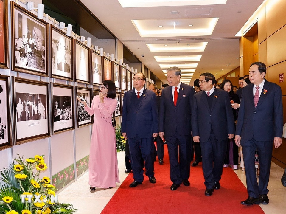 Tổng Bí thư Tô Lâm, các đồng chí lãnh đạo, nguyên lãnh đạo Đảng, Nhà nước xem triển lãm ảnh tại lễ kỷ niệm. (Ảnh: Doãn Tấn/TTXVN)