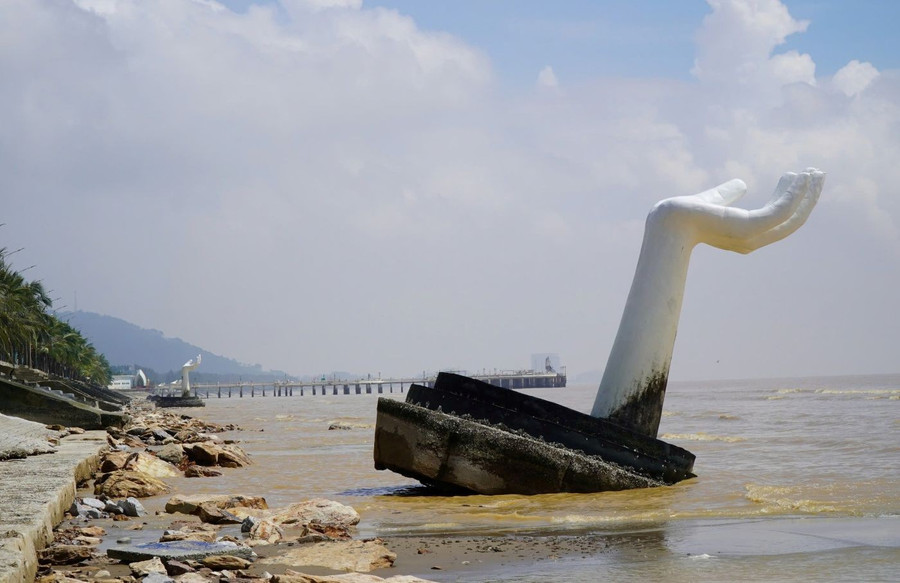 Sau thời gian đưa vào sử dụng, những bàn tay đã bị xô nghiêng.