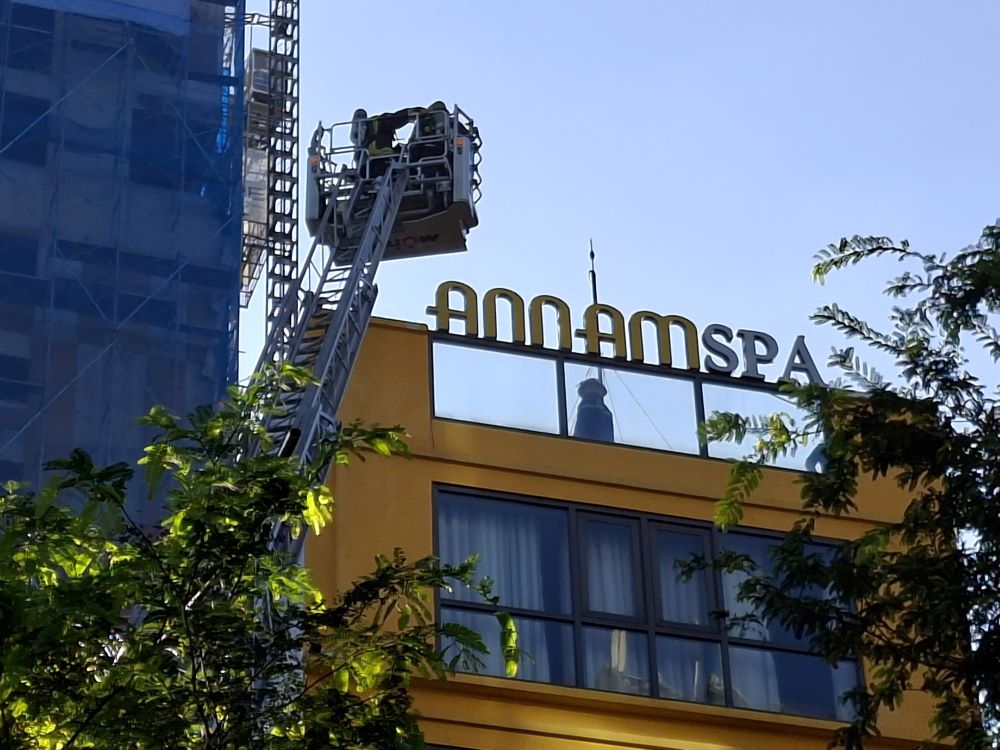 Lực lượng PCCC triển khai xe thang vươn cao để phun nước trực tiếp vào gốc lửa trên tầng thượng. Ảnh: Minh Quân