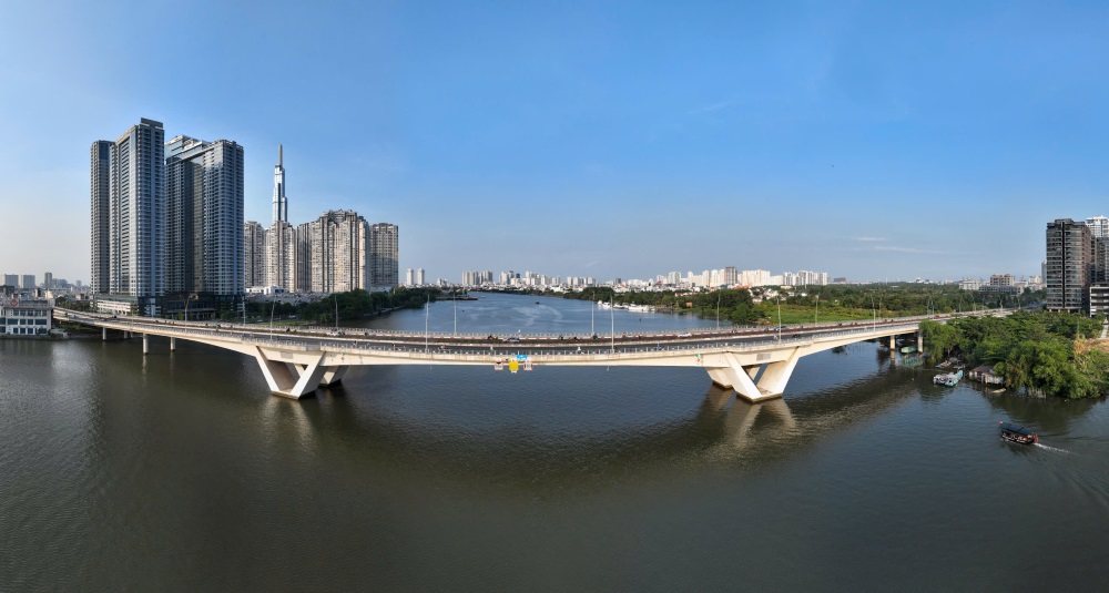 Cầu Thủ Thiêm 1 có chiều dài 1.250 m, phần cầu chính bao gồm 5 nhịp và 6 làn xe. Ảnh: Anh Tú