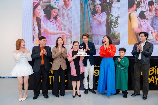 Ekip "Phá đám: Sinh nhật Mẹ" bí mật chuẩn bị bánh chúc mừng sinh nhật nghệ sĩ Ái Như