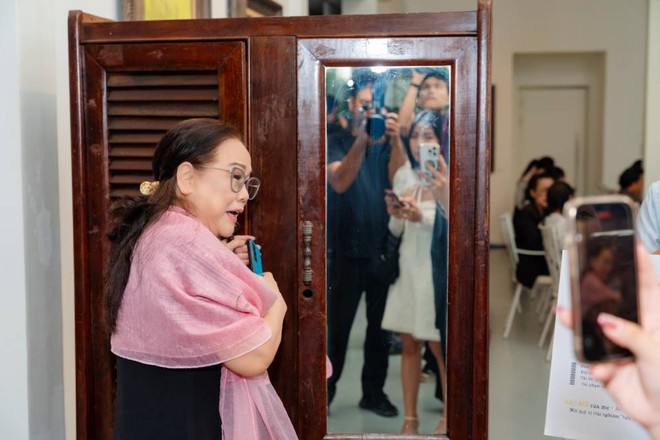 Nghệ sĩ Ái Như nói về đạo cụ trong phim: Tủ sám hối Nghệ sĩ Ái Như nói về đạo cụ trong phim: Tủ sám hối