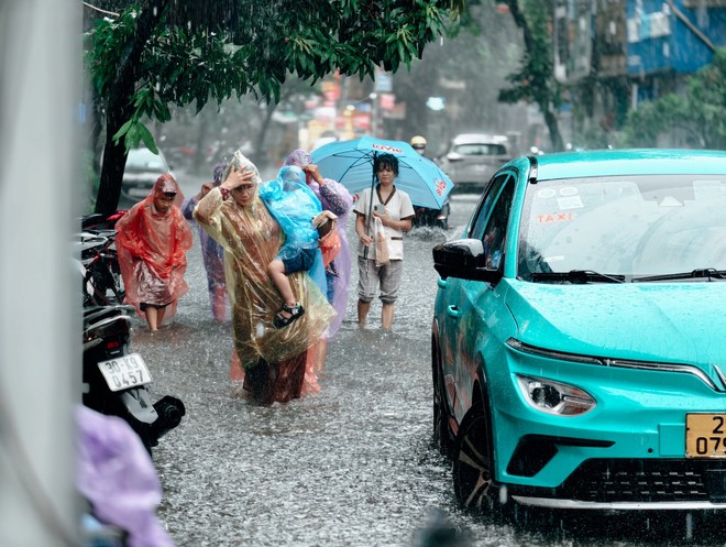 Do ảnh hưởng hoàn lưu bão số 5, Thủ đô Hà Nội mưa trắng trời từ đêm qua kéo dài sáng nay 26/8 chưa dứt Do ảnh hưởng hoàn lưu bão số 5, Thủ đô Hà Nội mưa trắng trời từ đêm qua kéo dài sáng nay 26/8 chưa dứt